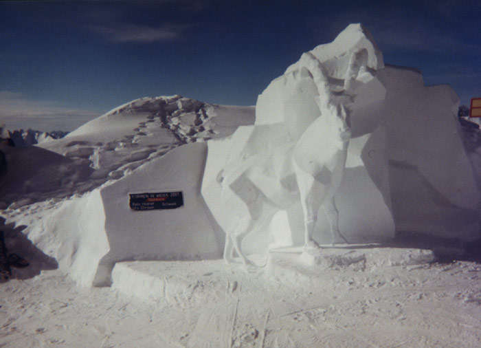 Ein weiterer Beitrag von Skulpturen in weiss 2001 in Ischgl