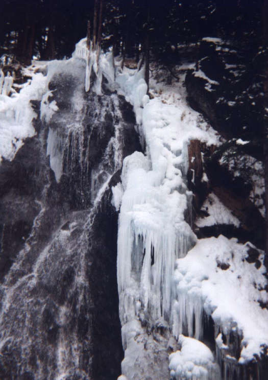 Halbgefrorener Wasserfall