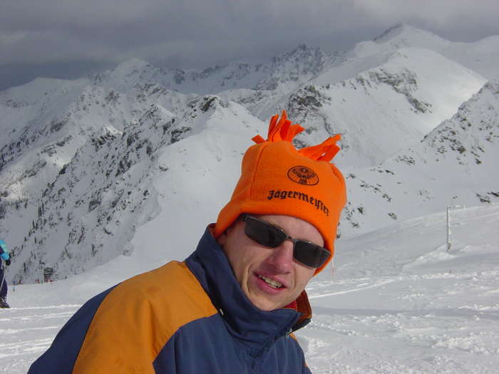 Orange Mütze und Obertauerns Berge