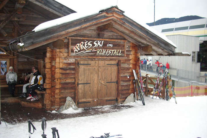 Eingang zur Apres Ski Bar Kuhstall