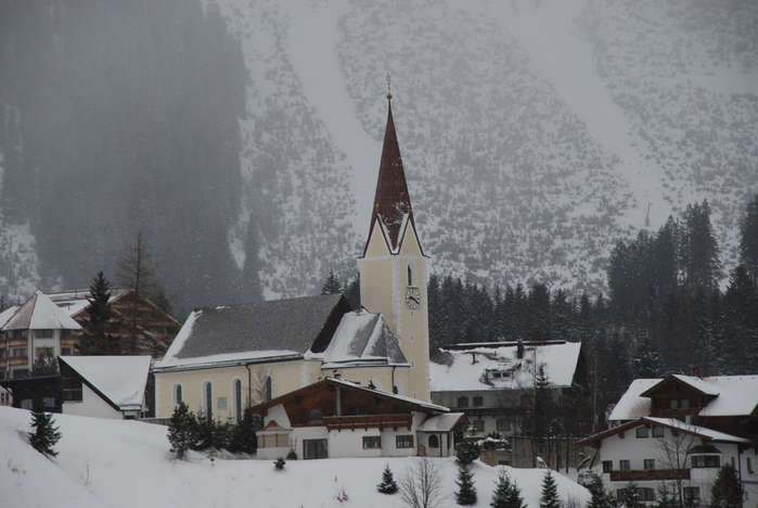 Verschneite Kirche in Berwang